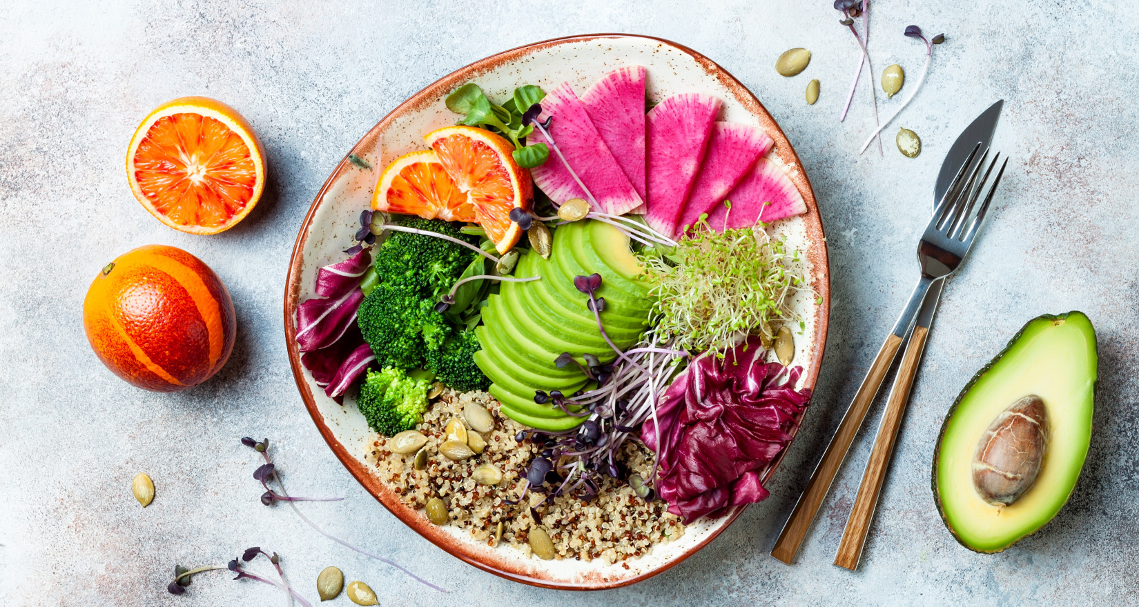 Bowl mit verschiedenem Gemüse und Früchten