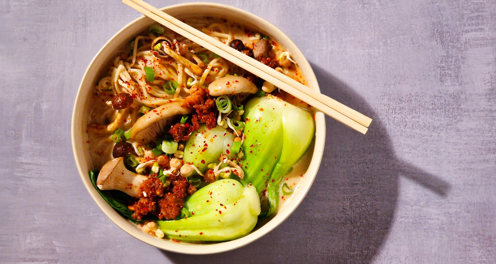 Schüssel mit Ramen, Pak Choi und Nudeln