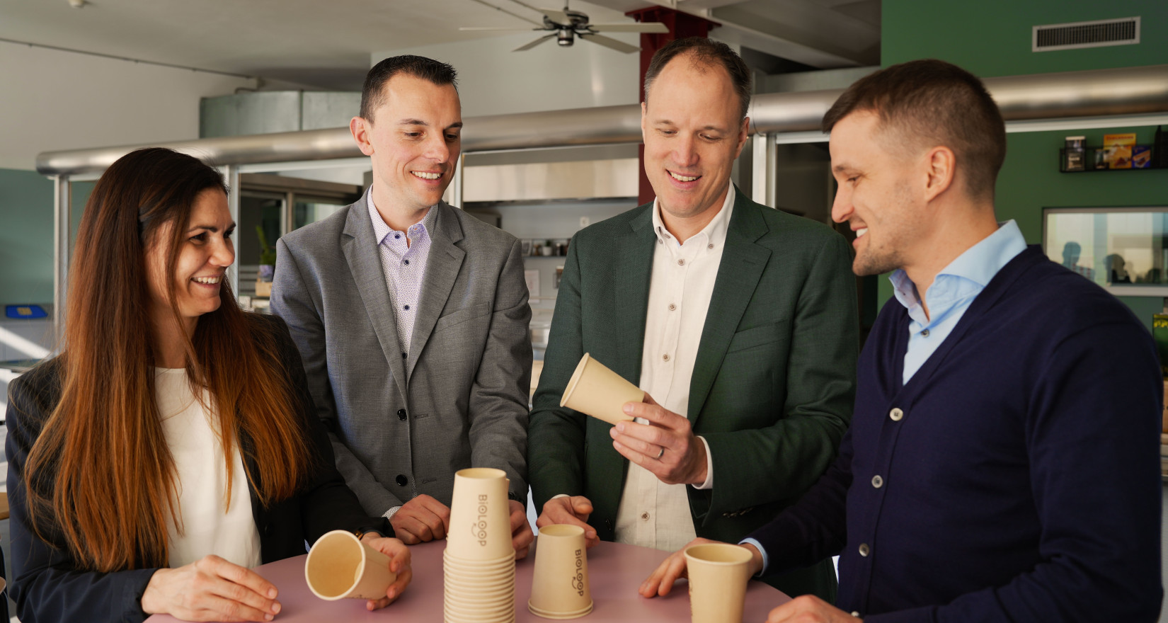 Vier Personen tauschen sich an einem Tisch aus