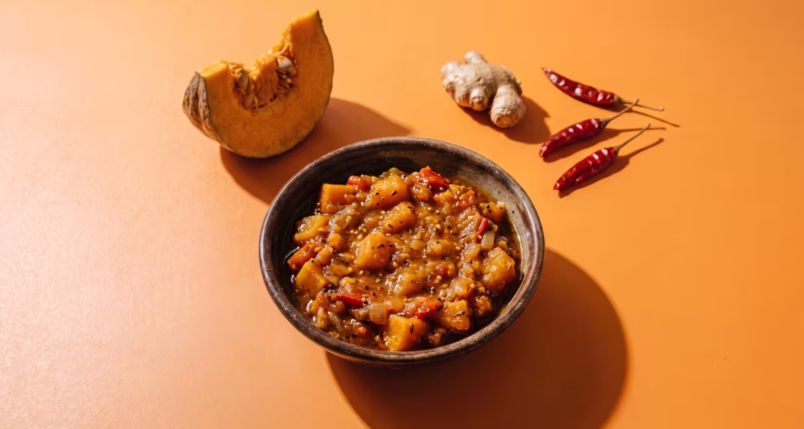 Schüssel mit orangenem Chutney