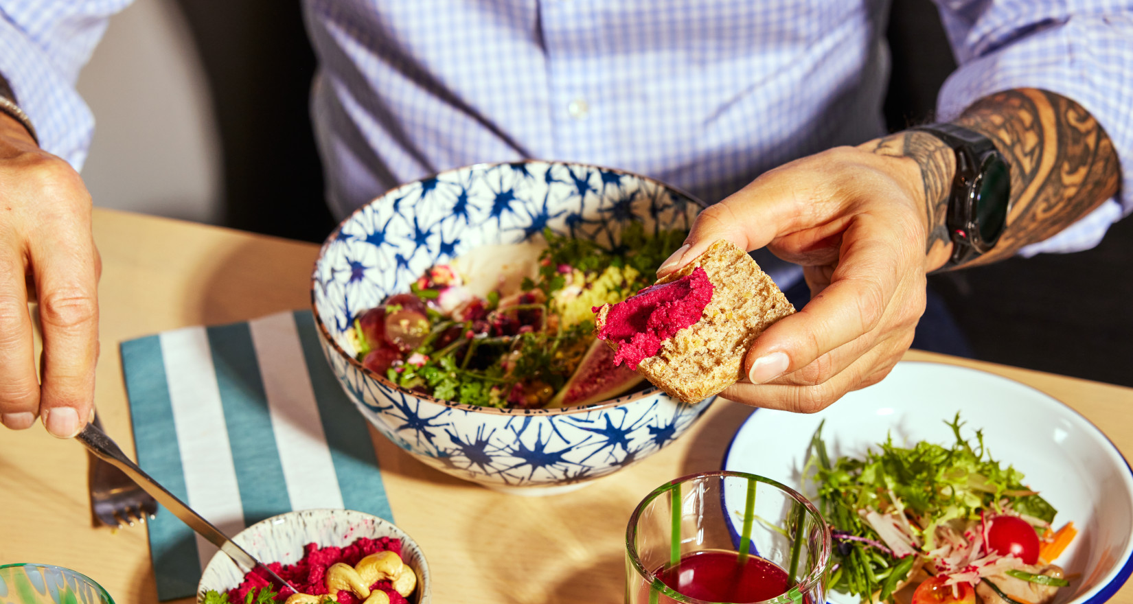 Männliche Hand hält Brot mit Aufstrich