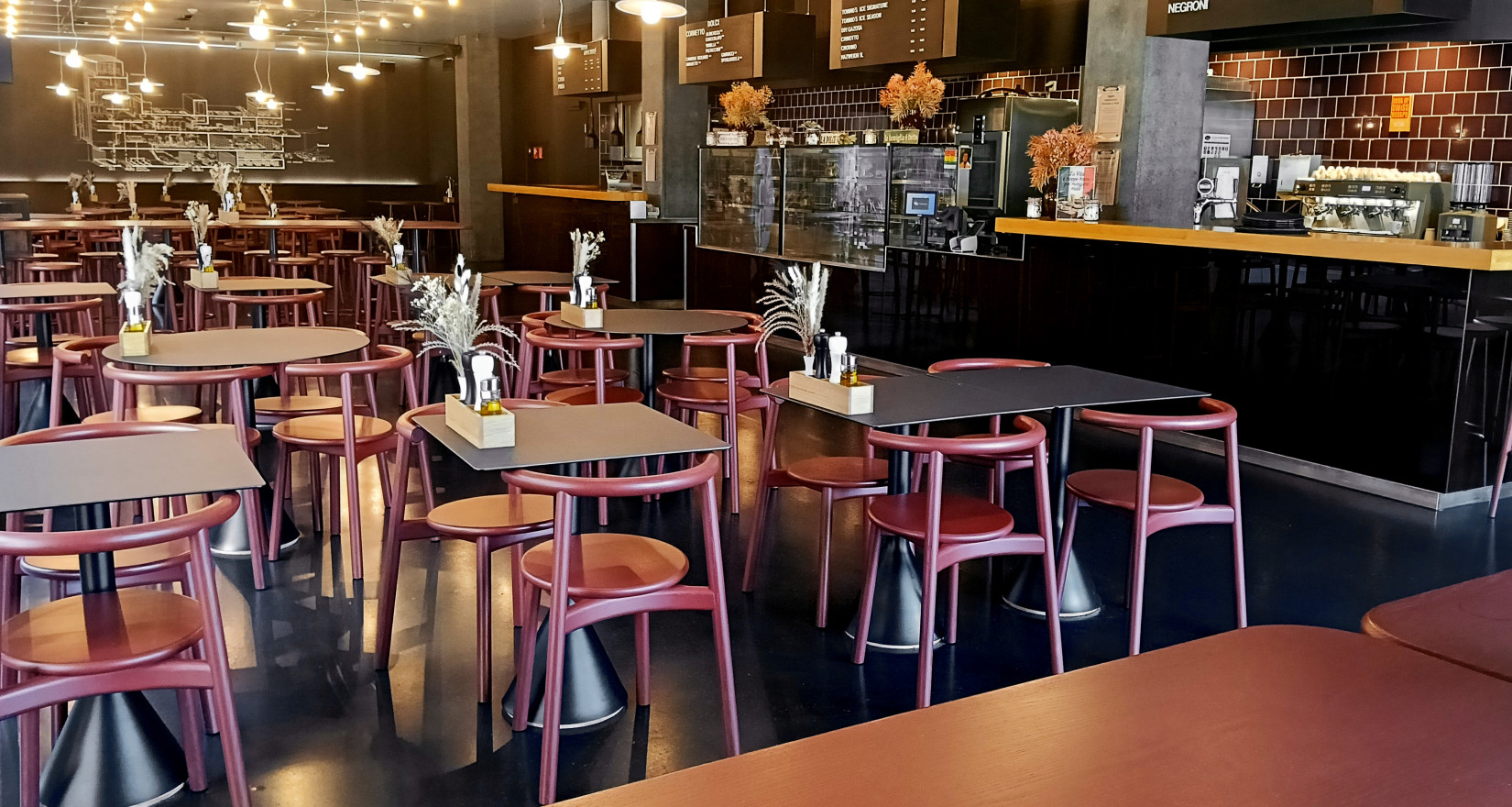 Innenansicht der Eventlocation Bistro Tonino in Zürich mit Restaurantbestuhlung, Barbereich und stilvoller Beleuchtung für Veranstaltungen.