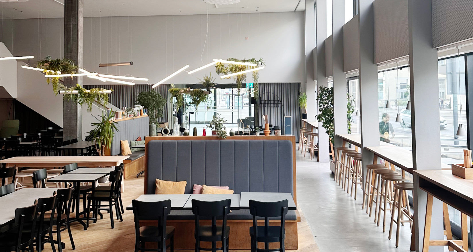 Innenansicht der Eventlocation Power Inn in Baden mit grossen Fensterfronten und flexiblen Sitzbereichen