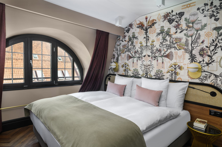 Zimmer mit Doppelbett im Sorell Hotel Seidenhof