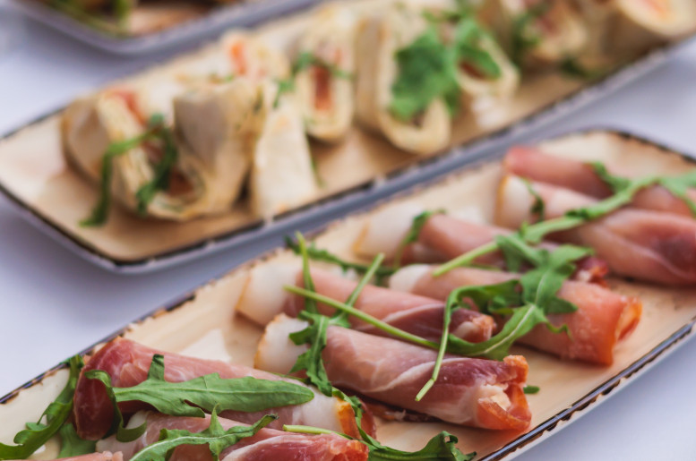 Angerichtete Cateringplatten mit Fleisch und Kräutergarnitur