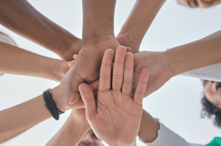 Hände werden als Teammassnahme vereint