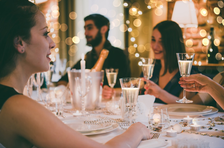 Festliche Gesellschaft im Restaurant am Tisch, alle stossen an