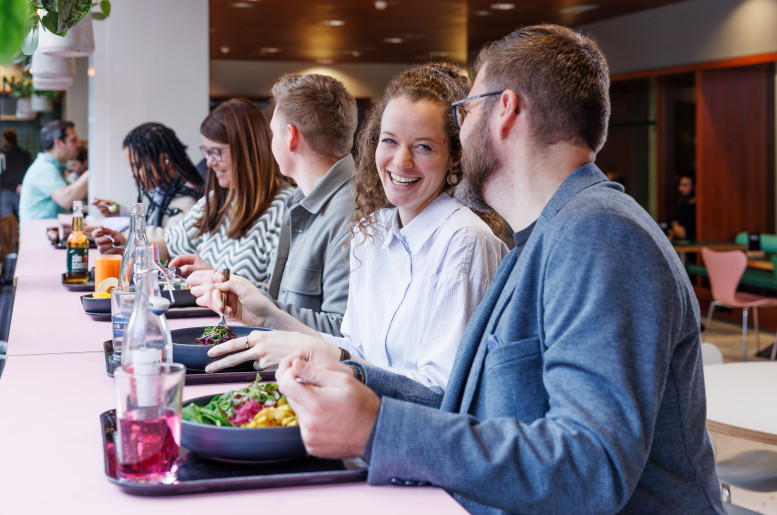 Menschen beim Lunch