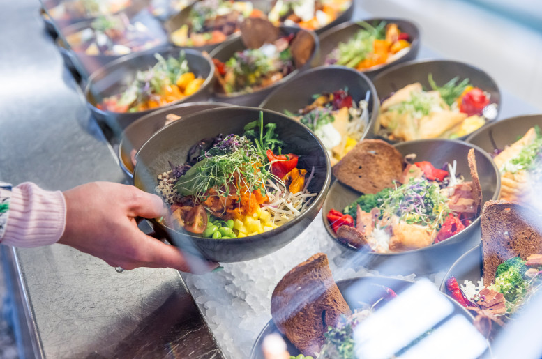 Bowls im Buffet mit frischen Zutaten