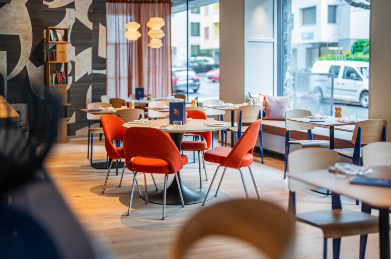 Modernes, helles Restaurant mit Blick auf das Zürcher Seefeld