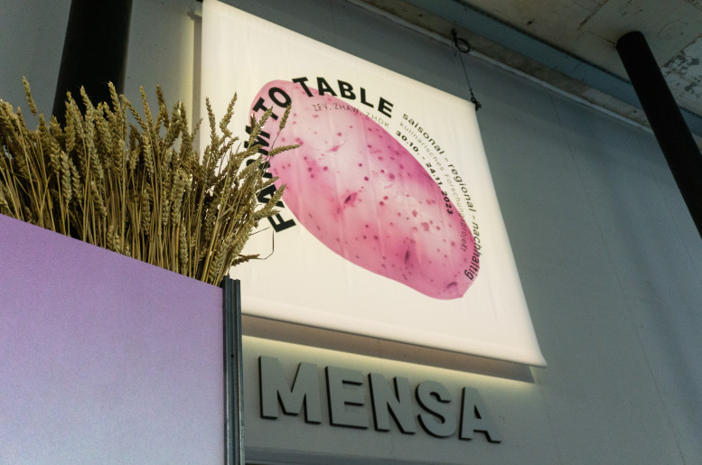 Schild mit Logo