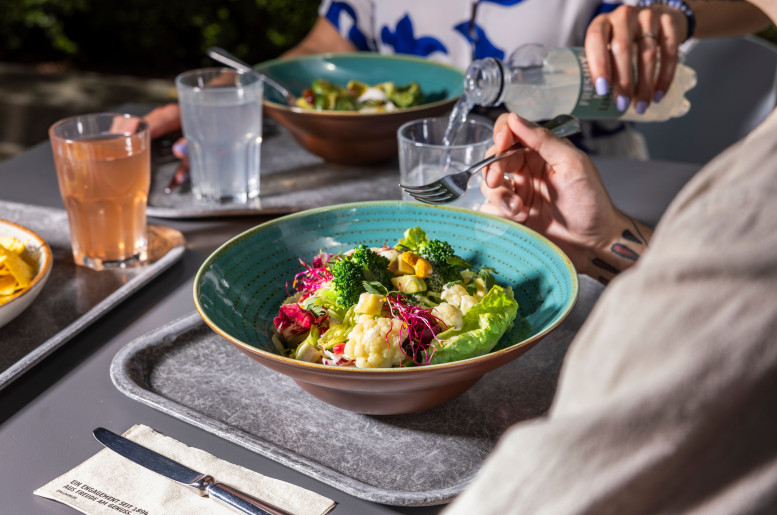 Salat auf einem Restauranttisch im Freien
