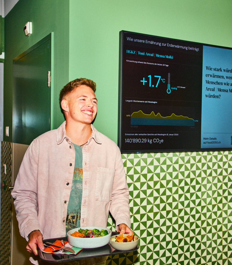 Mann hält Tablett mit ausgewogenem Mittagessen.