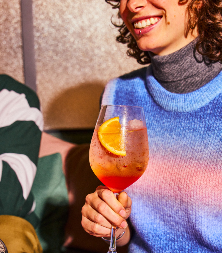 Frau trinkt ein sommerliches Getränk.