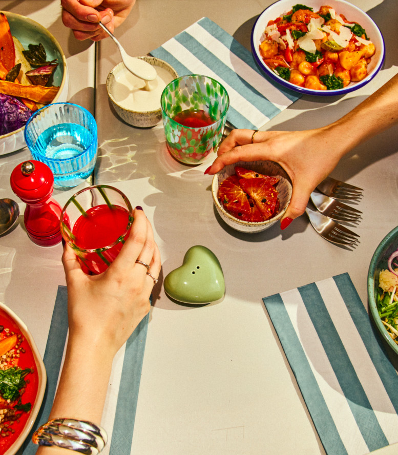 Ein Tisch mit buntem Geschirr und ausgewogenem Essen.