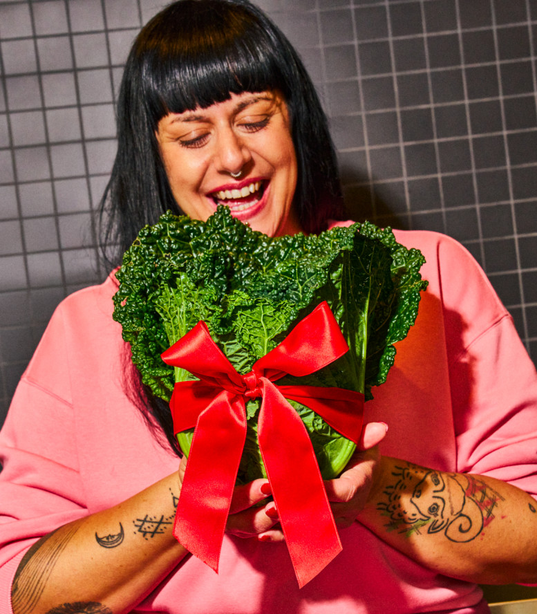 Frau hält einen Federkohl mit einer Schleife