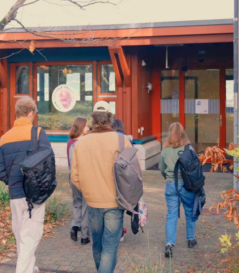 Personen laufen auf einen Eingang zu