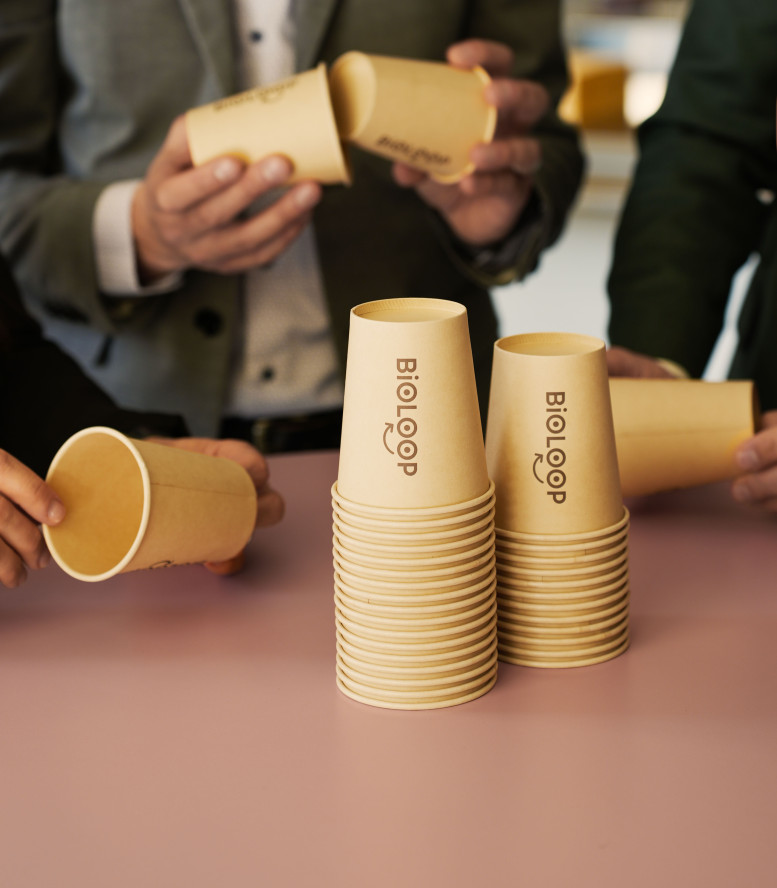 Beschriftete Bioloop Becher auf einem Tisch