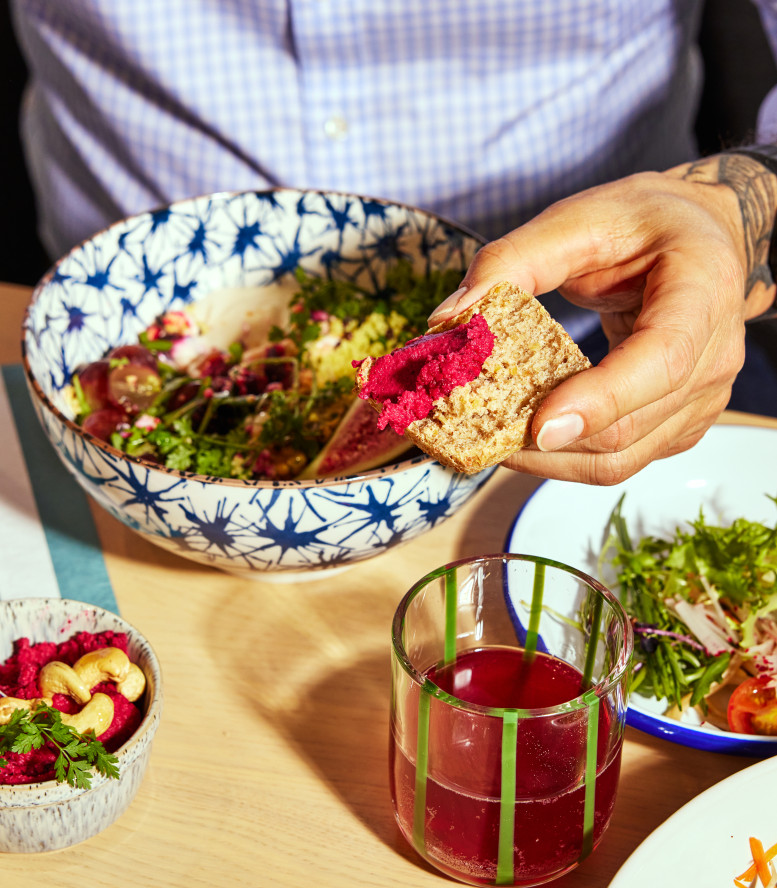 Männliche Hand hält Brot mit Aufstrich