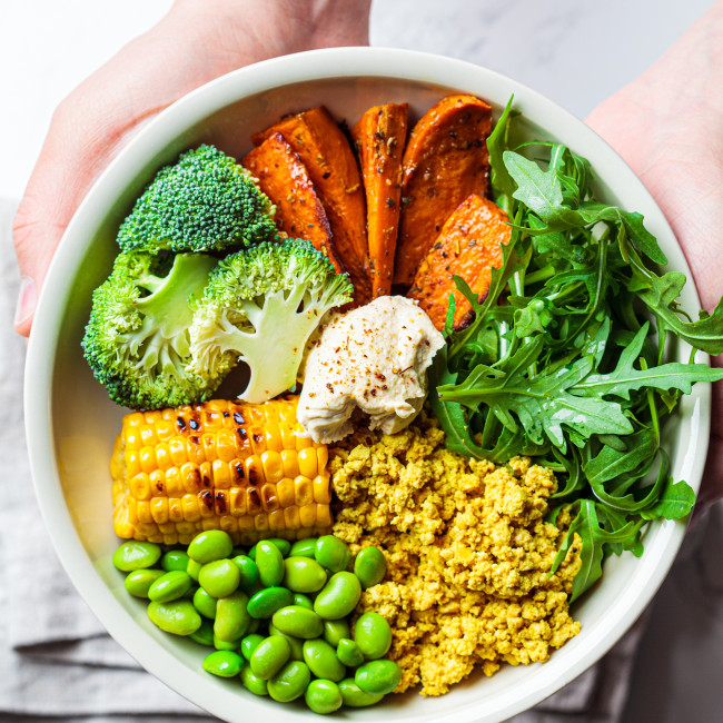 Frische Bowl mit Mais, Salat, Erbsen, Karotten, Broccolie, homemade