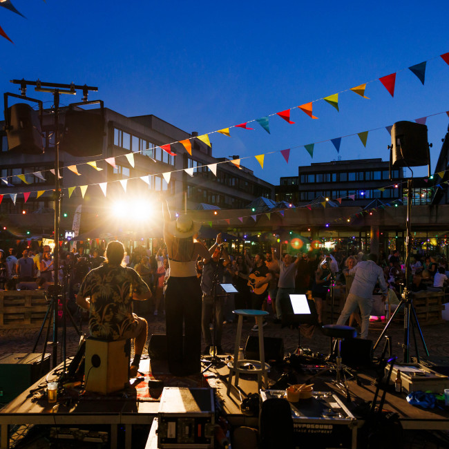 Abendstimmung an einem Fest mit zahlreichen Leuten