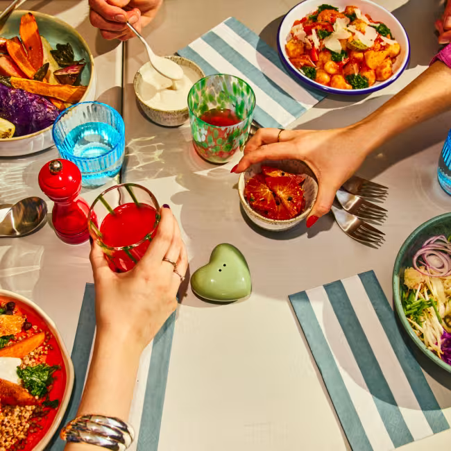 Ein Tisch mit buntem Geschirr und ausgewogenem Essen.