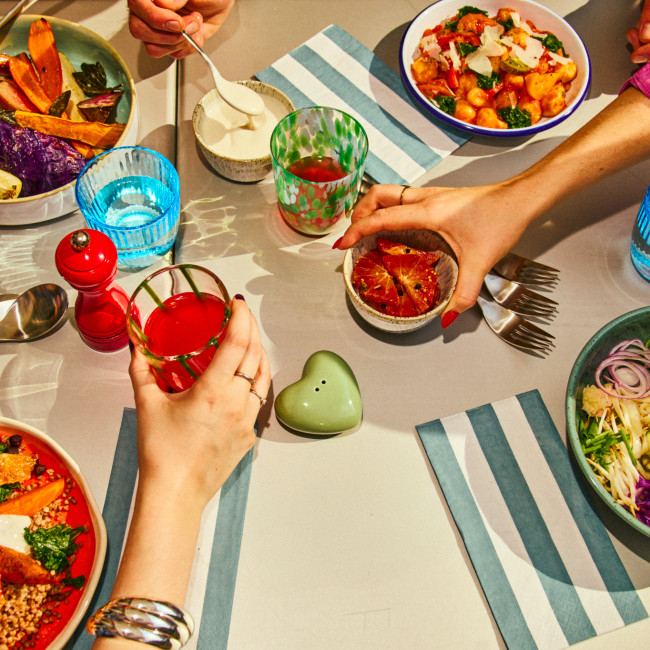 Ein Tisch mit buntem Geschirr und ausgewogenem Essen.