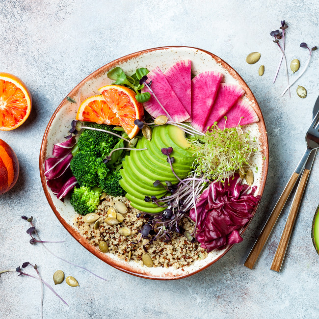 Bowl mit verschiedenem Gemüse und Früchten