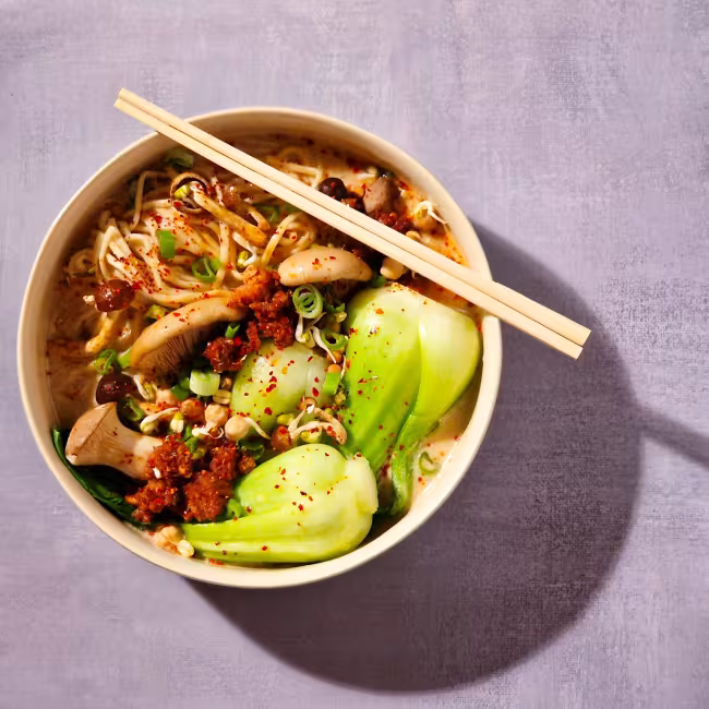 Schüssel mit Ramen, Pak Choi und Nudeln
