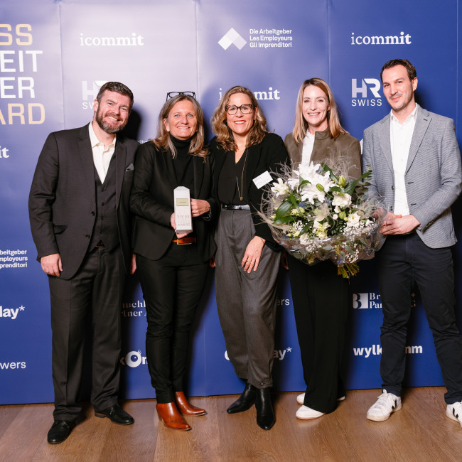 Sechs Personen bei einer Awardverleihung