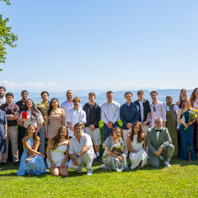 Gruppe von Lernenden auf einer grünen Wiese