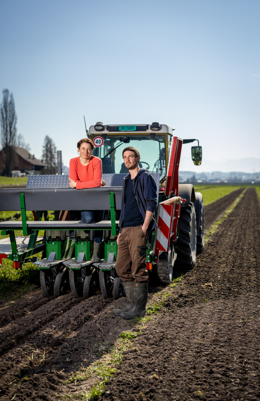 Slow Grow Bauer und Bäuerin auf dem Feld der regenerativen Landwirtschaft