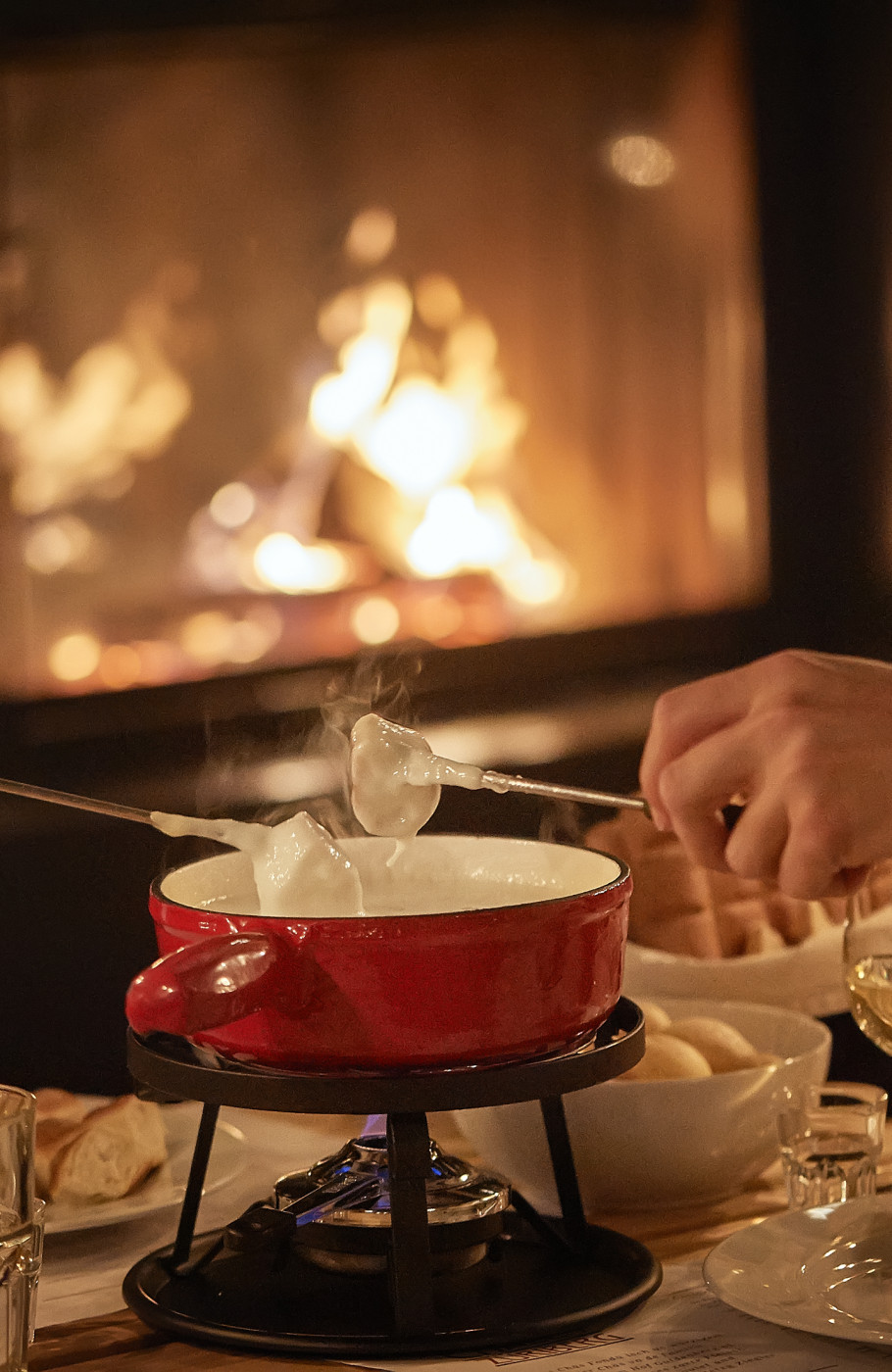 Gast isst Fondue im Chalet Züriberg