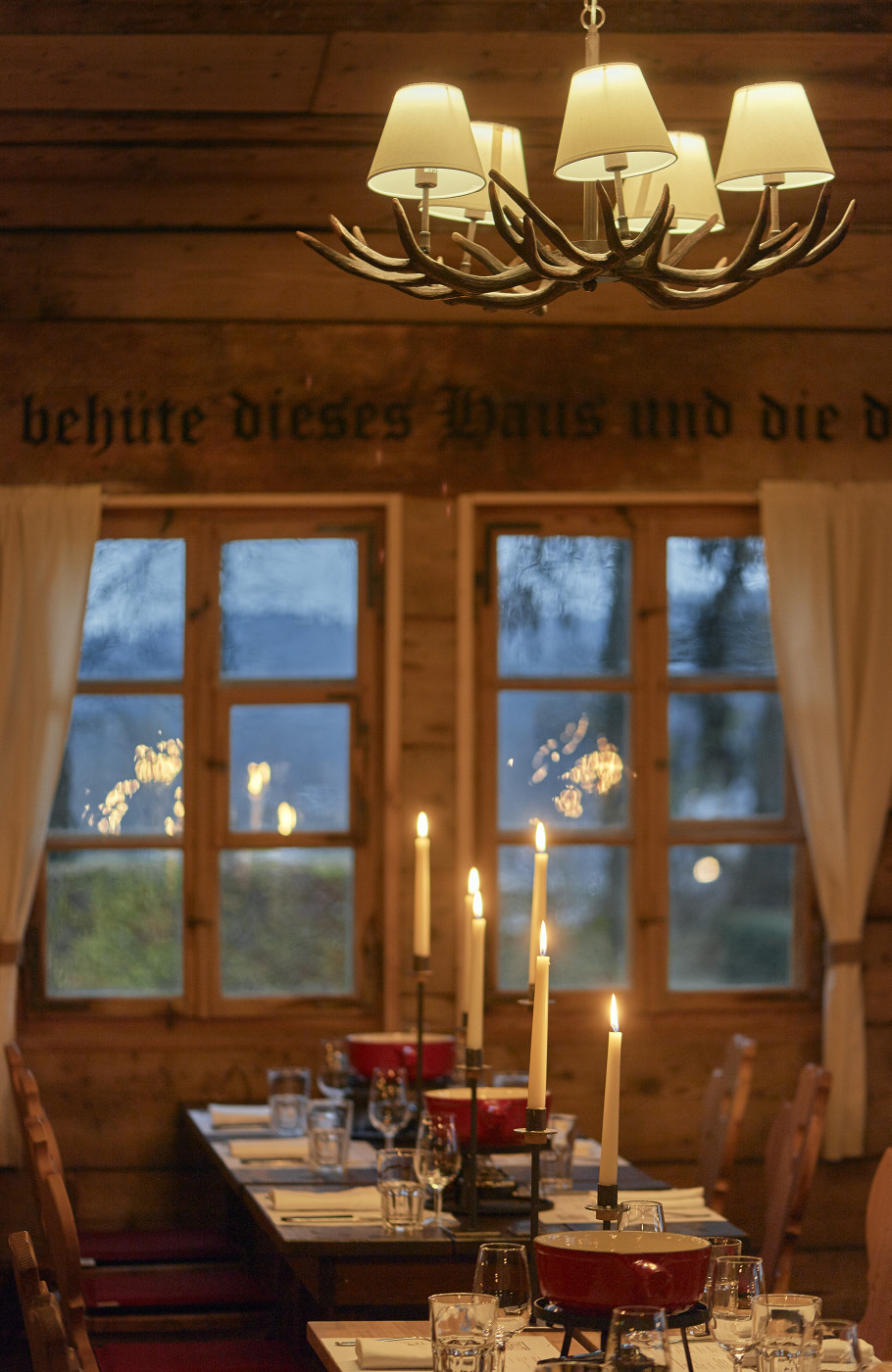 Angerichtete Tische für ein Abendessen im Chalet Zürichberg