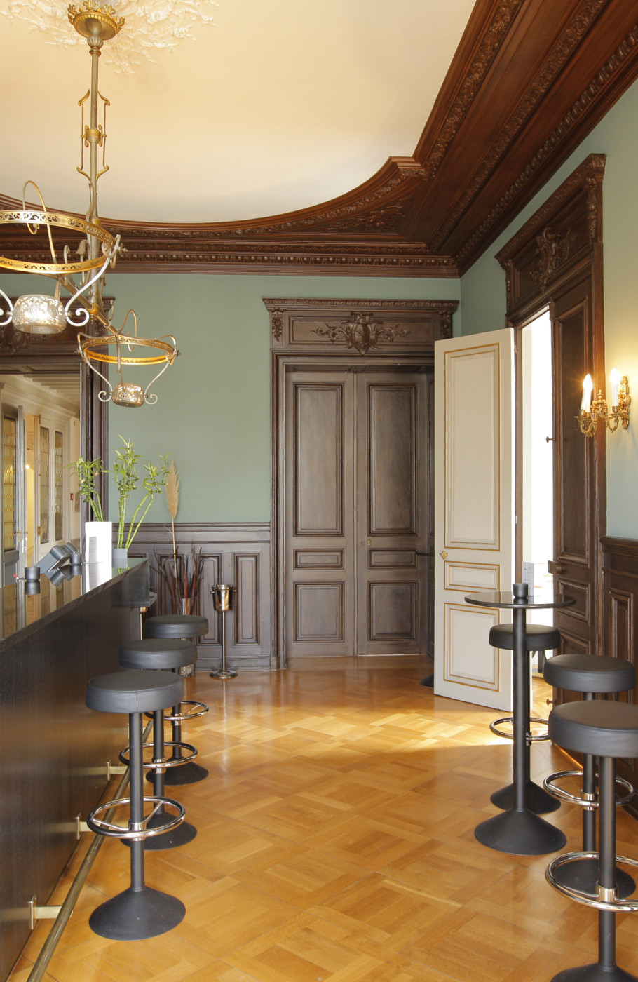 Saal mit Bar und Hockern im Haus der Universität