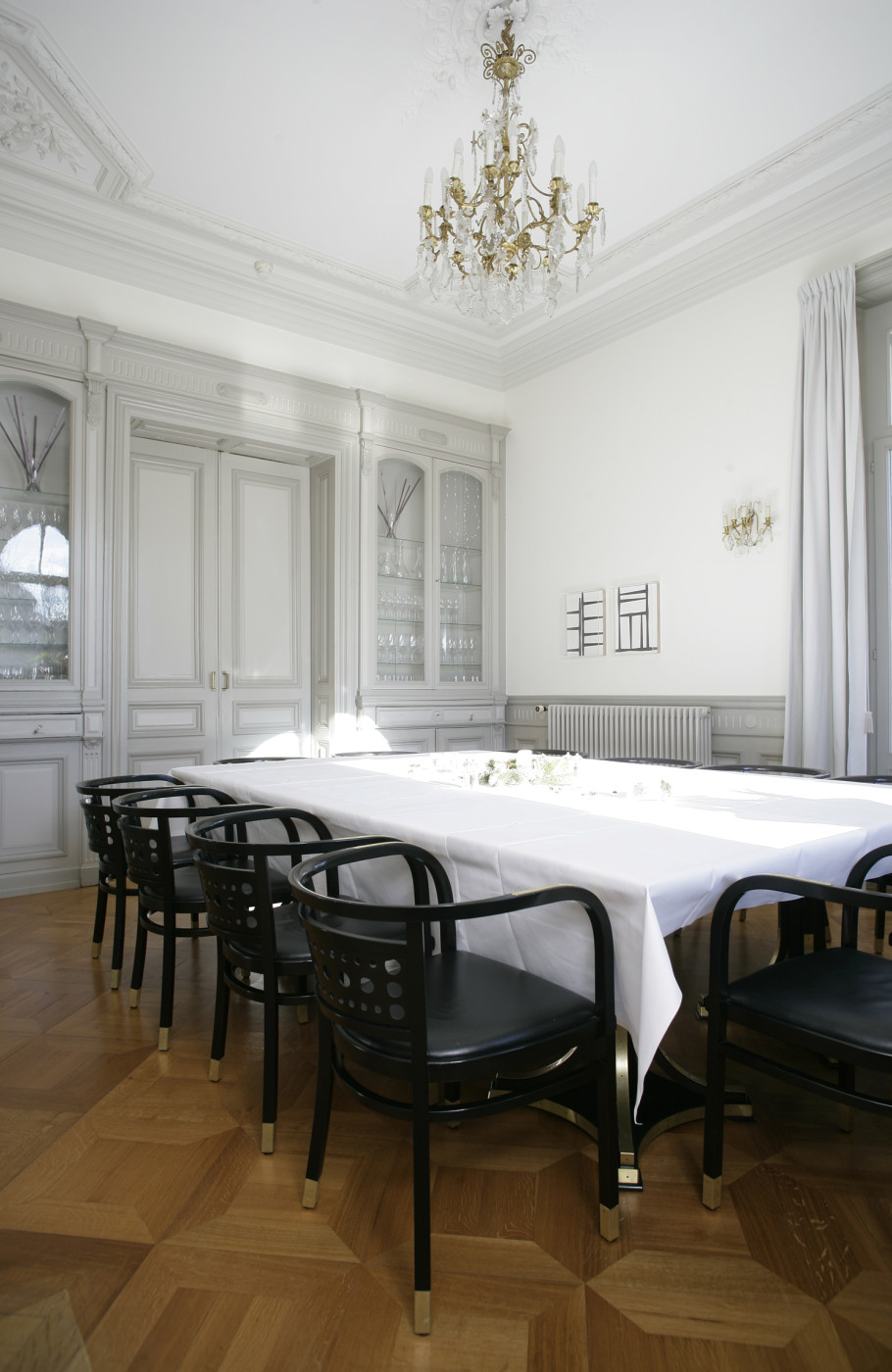 grosser gedeckter Tisch in einem Saal des Restaurants Haus der Universität