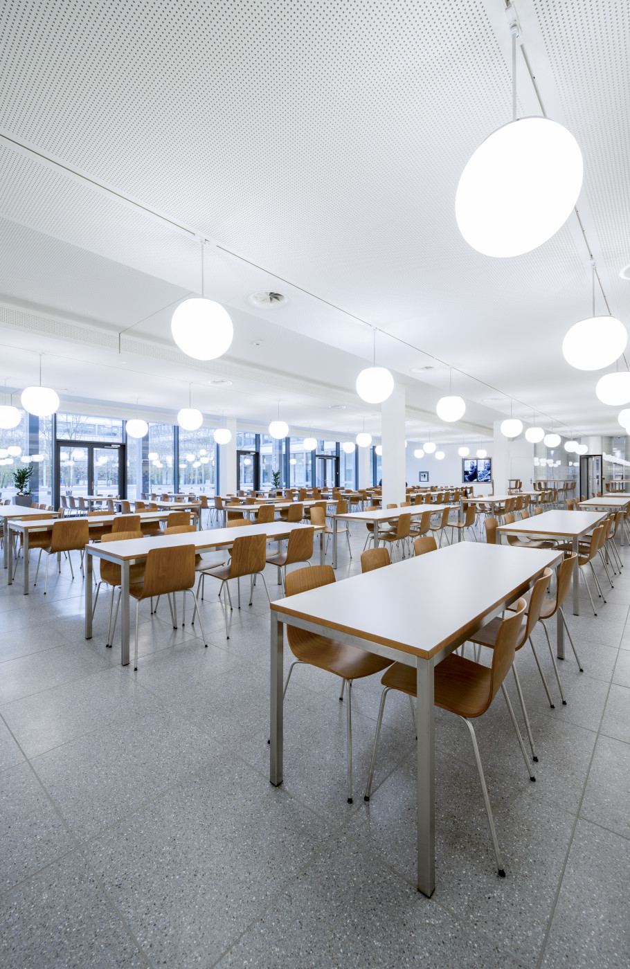 Tische und Stühle des Restaurants Pionier