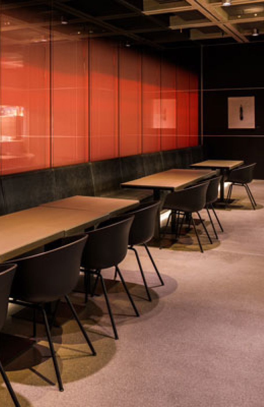 Tische und Stühle im Restaurant SRF