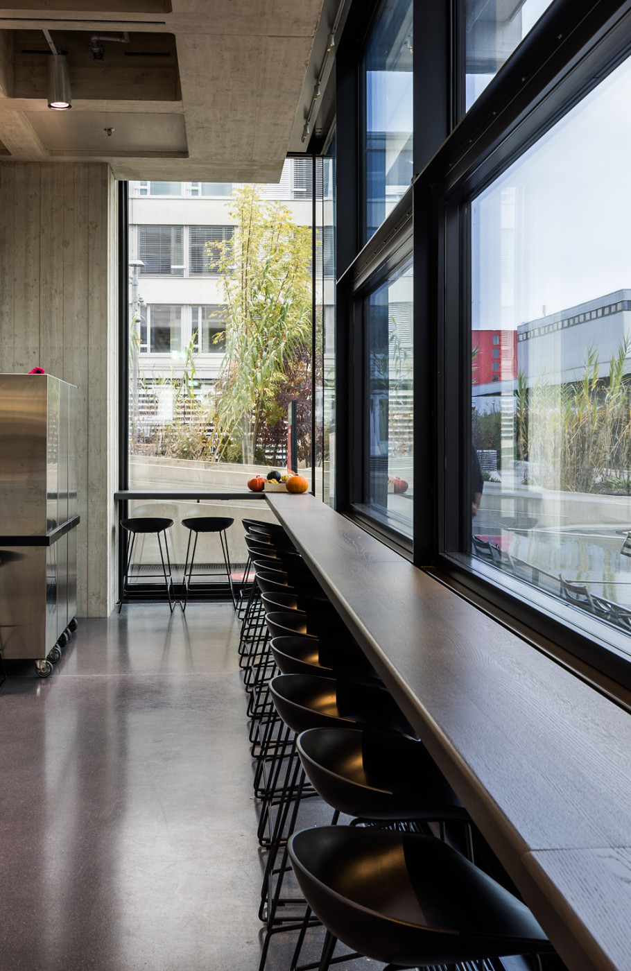 Die Stehbar mit grossen Fenstern und Aussicht ins Grüne im Restaurant SRF