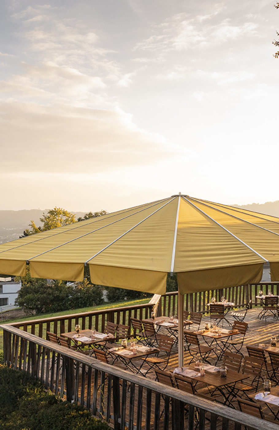 Holzterrasse mit Aussicht auf Zürich, Restaurant Zürichberg