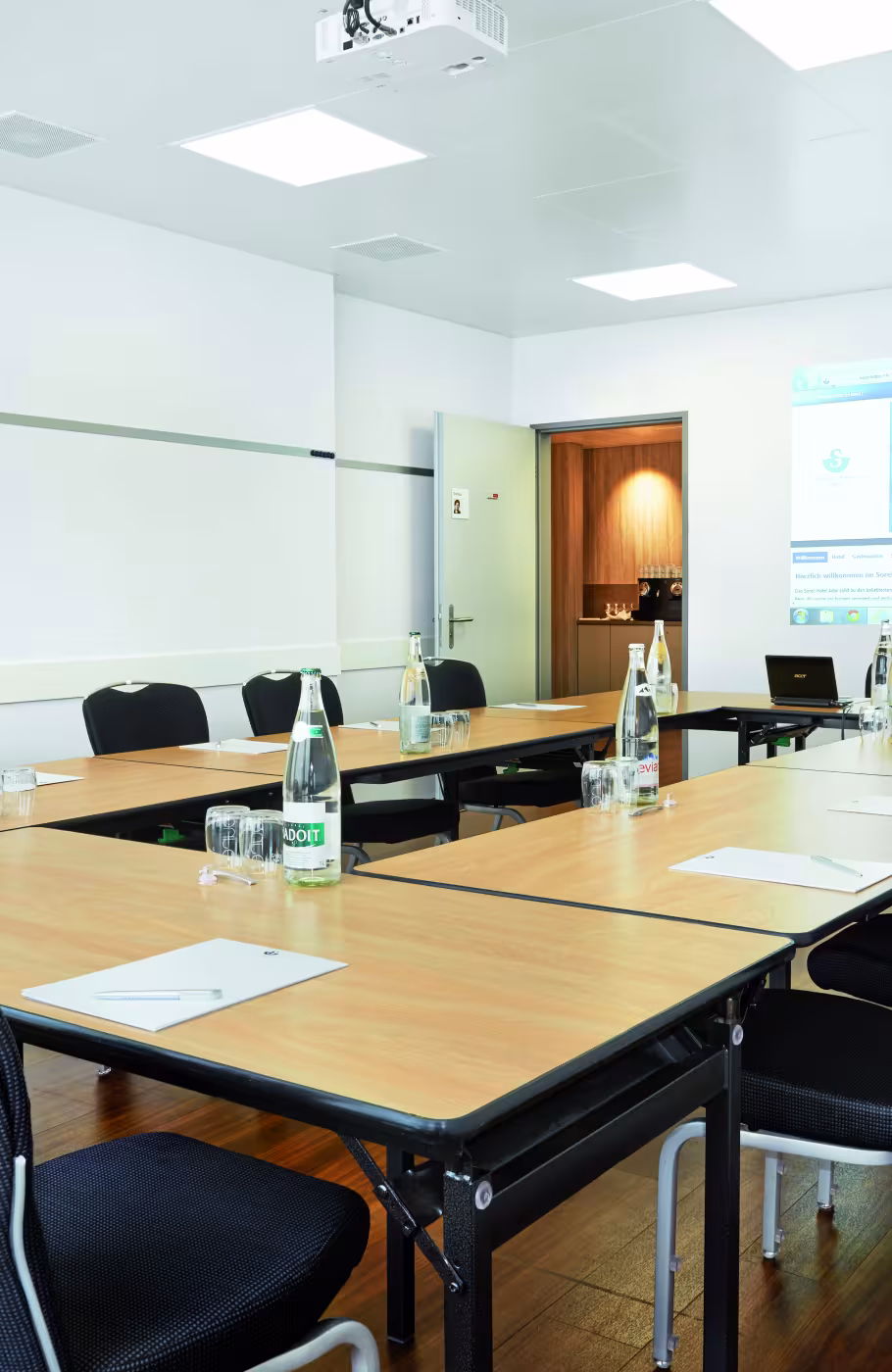 Meetingraum mit Tisch und Stühlen im Seminarhotel Ador