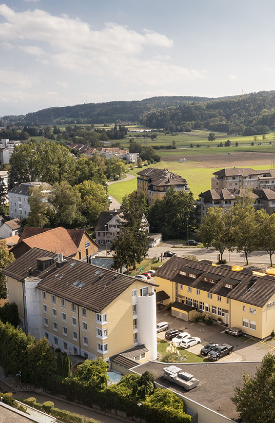 Die Aussenansicht des Sorell Hotels Sonnental aus der Vogelperspektive