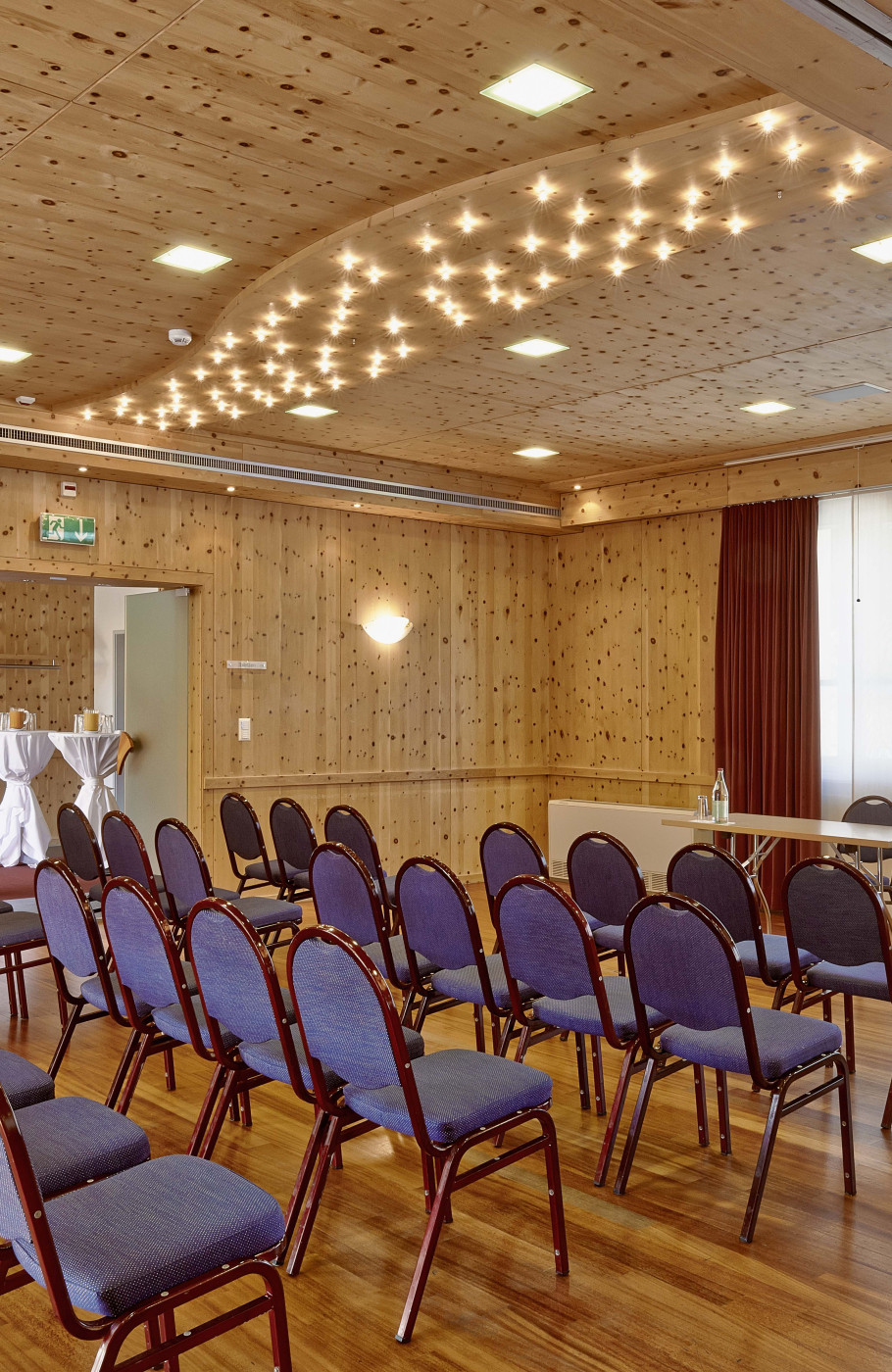 Meetingraum mit Stühlen und Fester im Sorell Hotel Sonnental