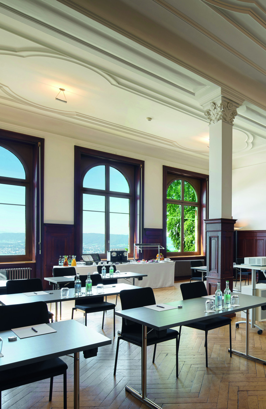 grosser Seminarraum mit Aussicht auf Zürich im Sorell Hotel Zürichberg