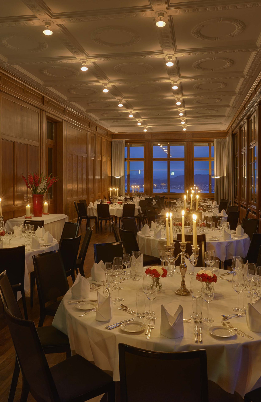 Eventlocation Hotel Zürichberg, weiss gedeckt mit Blumenarragement
