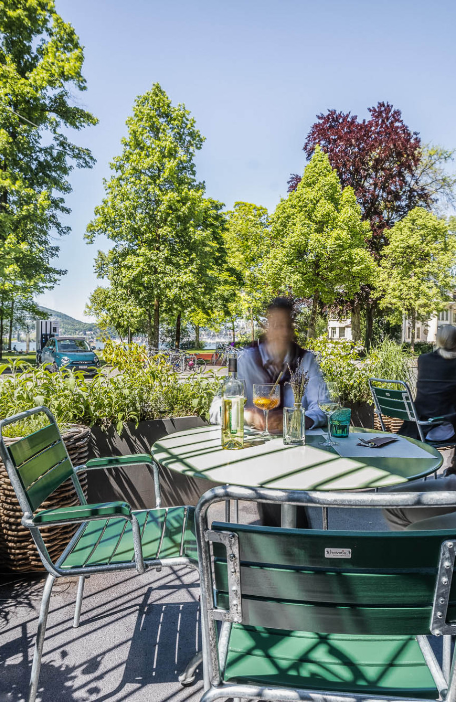 die von Gästen besuchte Terrasse der Brasserie im Verkehrshaus