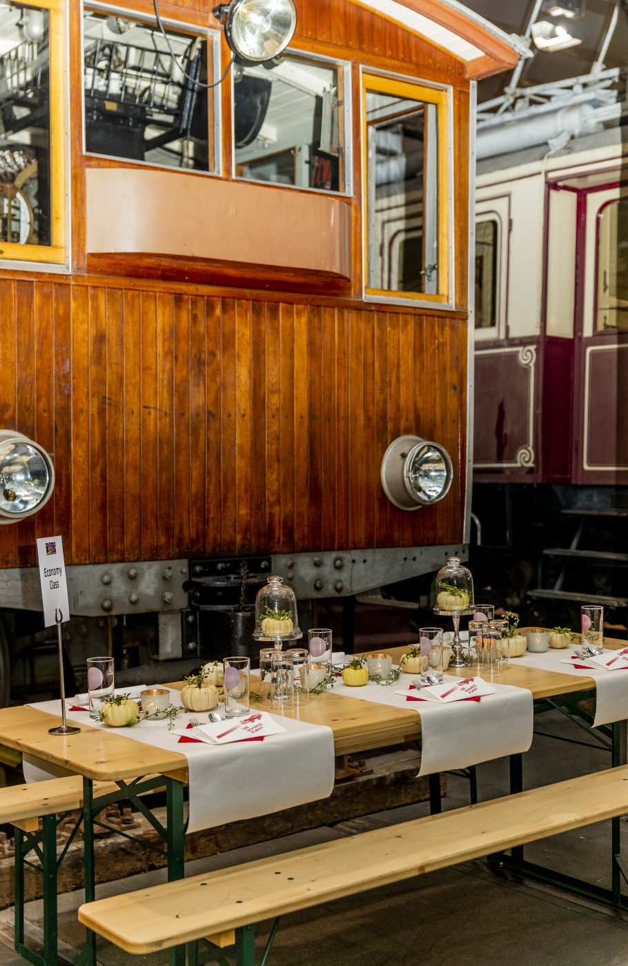 gedeckte Tische für ein Dinner zwischen Zügen im Verkehrshaus