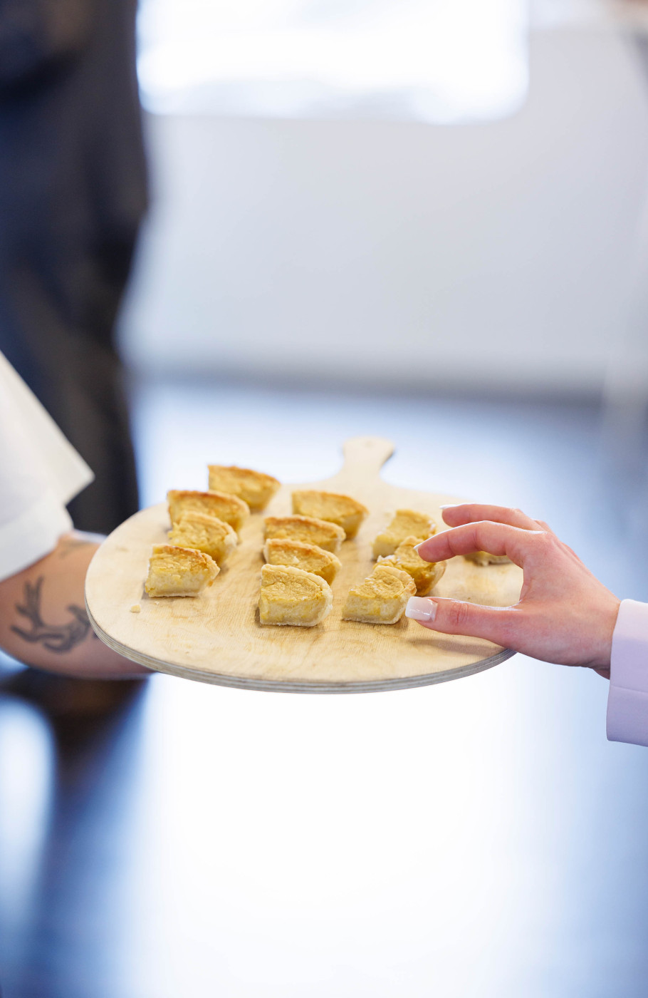 Käseküchlein an Event, gereicht auf einer Platte