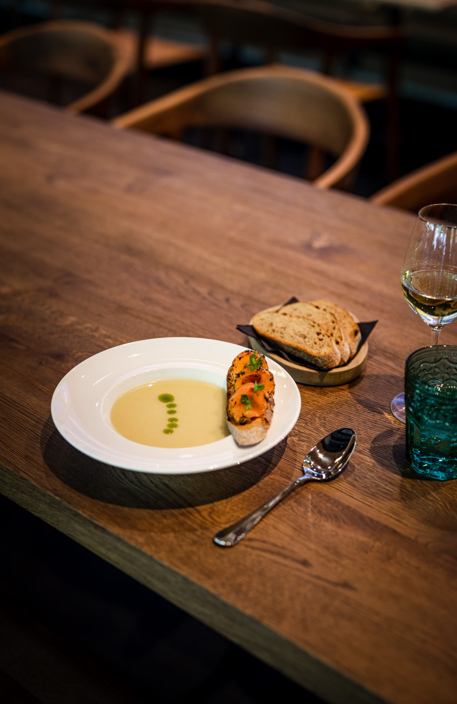 Suppe auf einem gedeckten Tisch