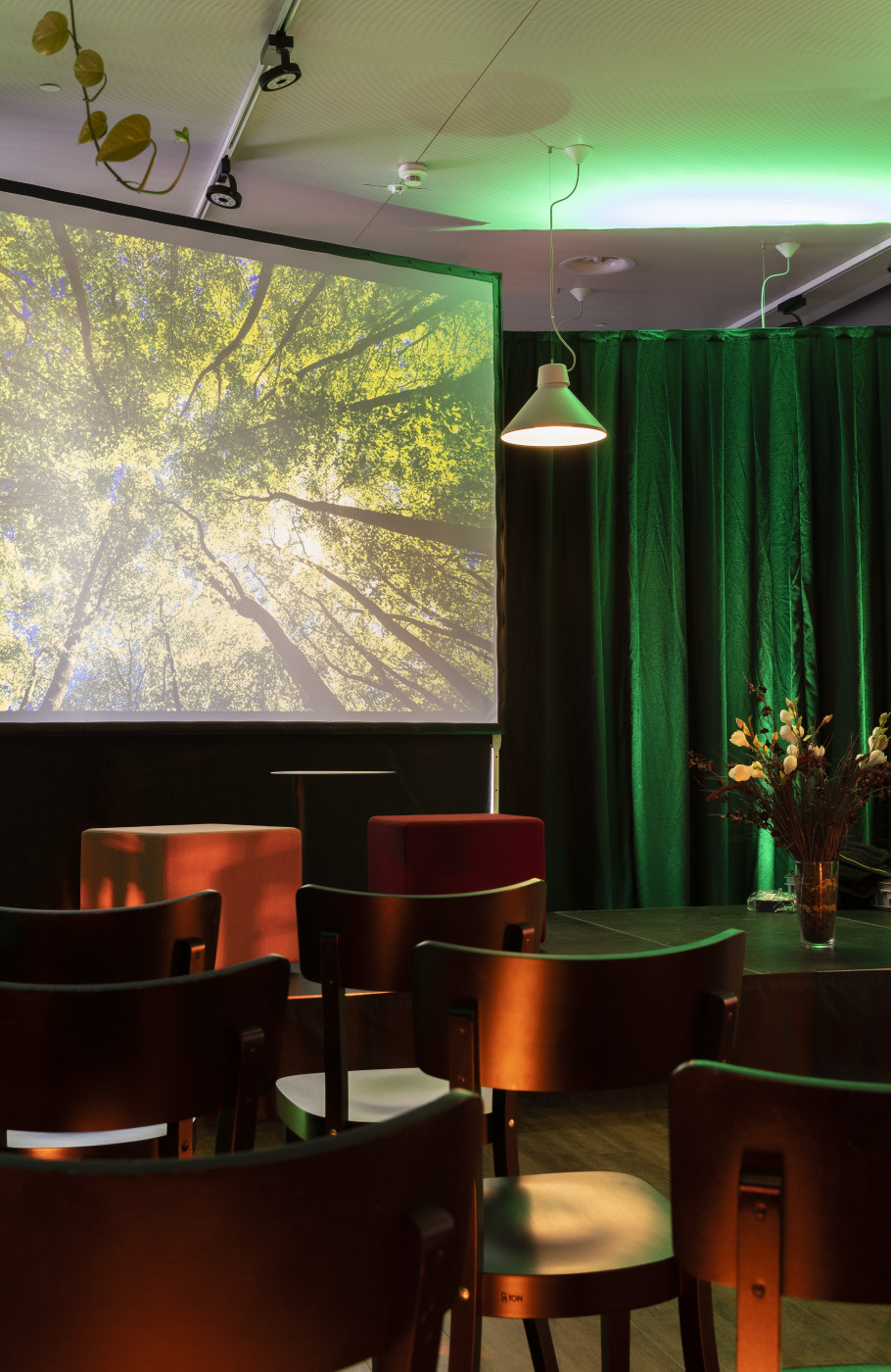 Raum mit Stühlen, Beamer und Leinwand im Wagi S